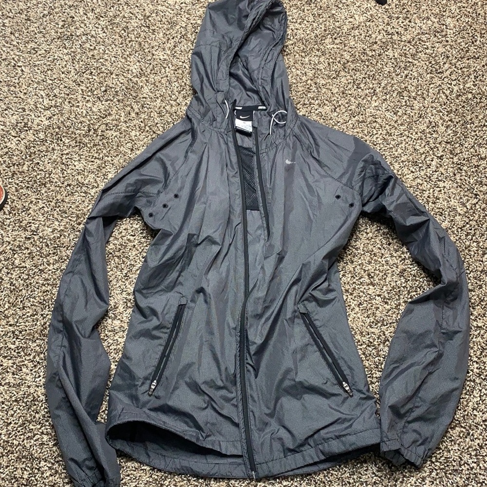 Woman’s nike windbreaker
